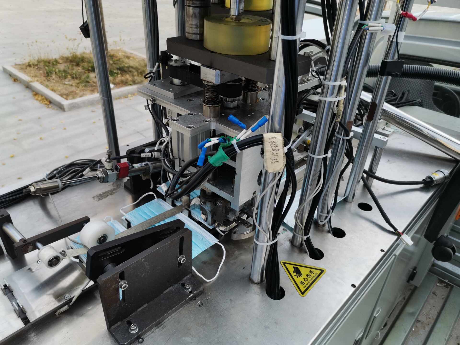 M&aacute;quina de fabricaci&oacute;n de mascarillas faciales para adultos 1 + 2 (4)